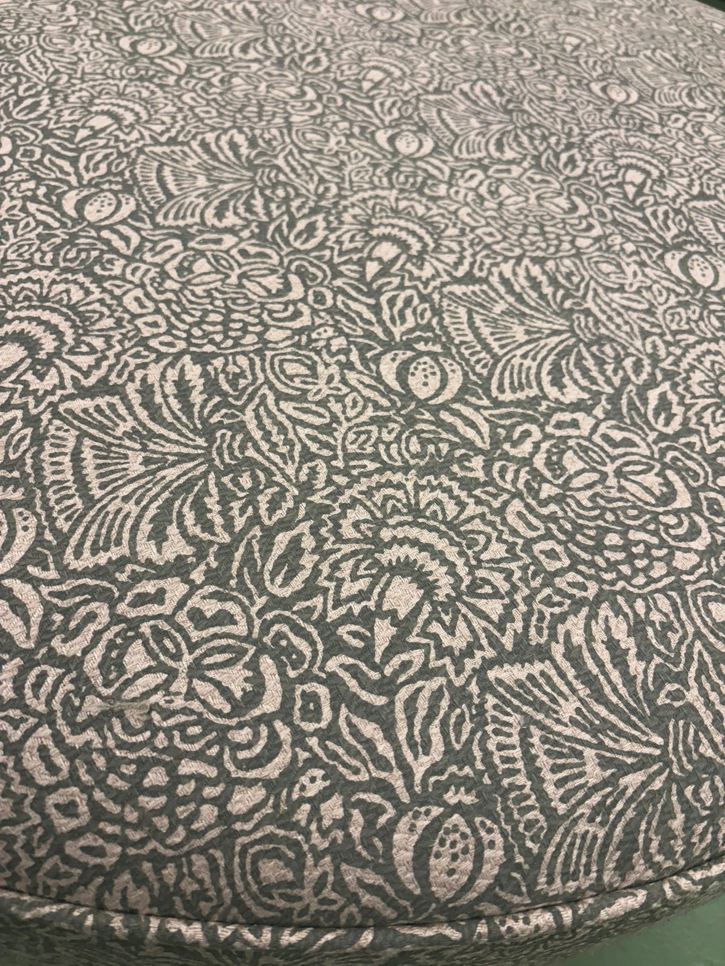 Grande poef - Gardyne by James Hare